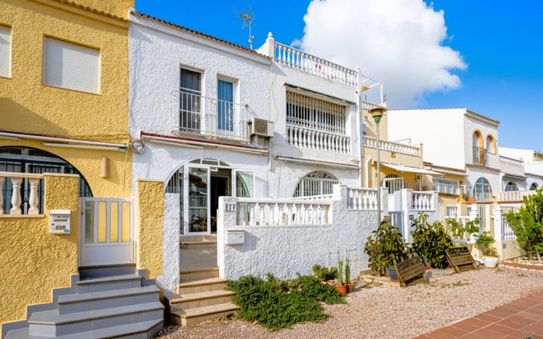 Sonniges Stadthaus mit privater Dachterrasse in Alicante für 146.000€