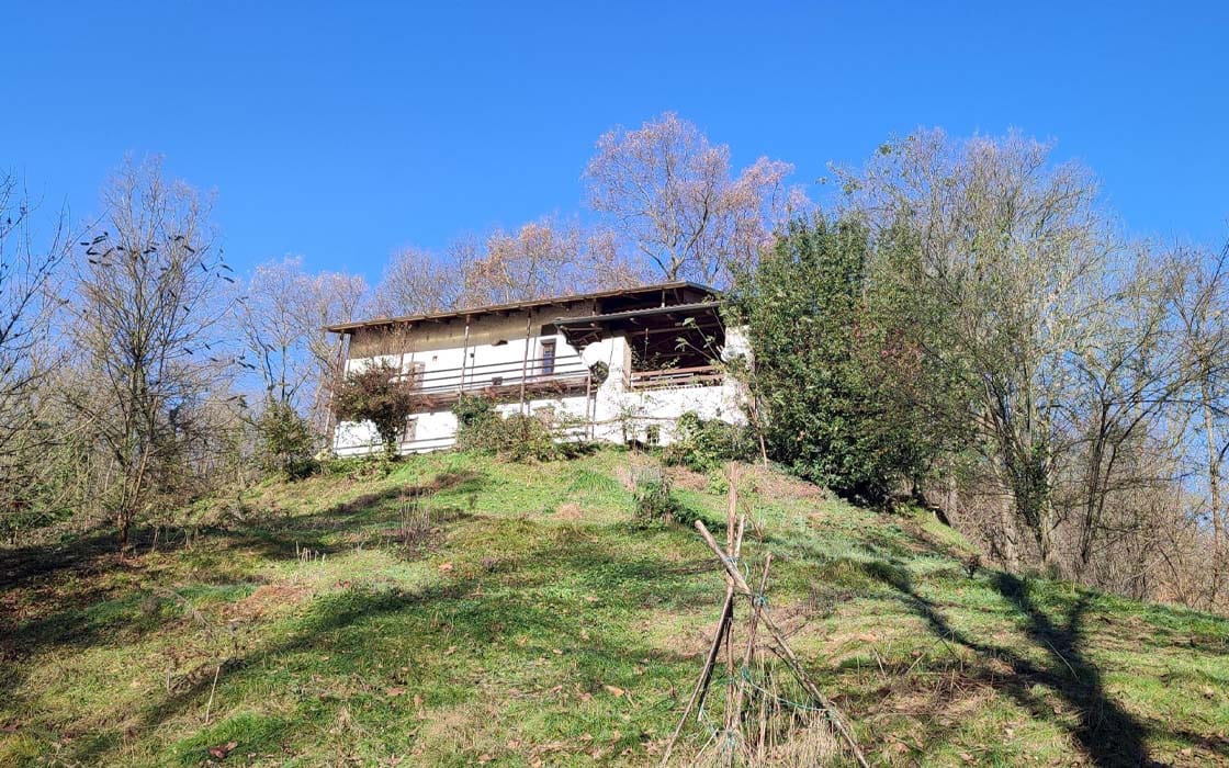 Charaktervolles Landhaus mit 13.000m² Grundstück im Piemont für 98.000€