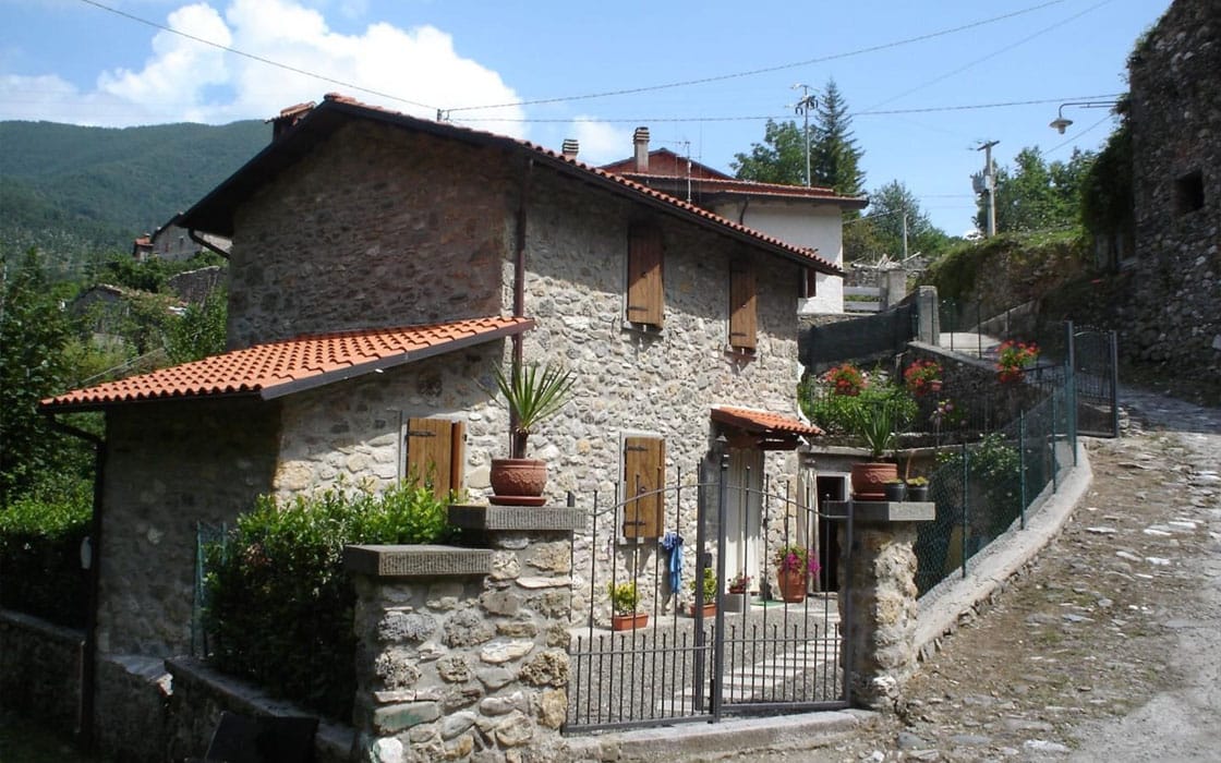 Uriges Steinhaus mit Gartenblick in den Hügeln bei Lucca für 85.000€
