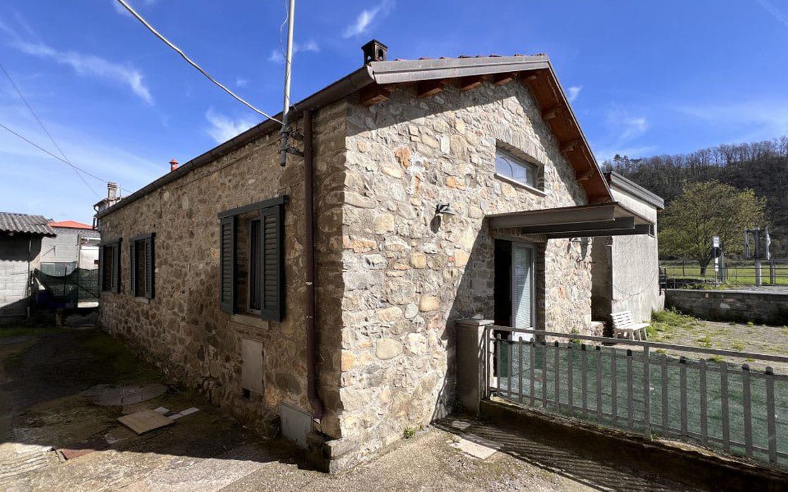 Charakterstarkes Natursteinhaus mit Innenhof in der Lunigiana für 76.000€