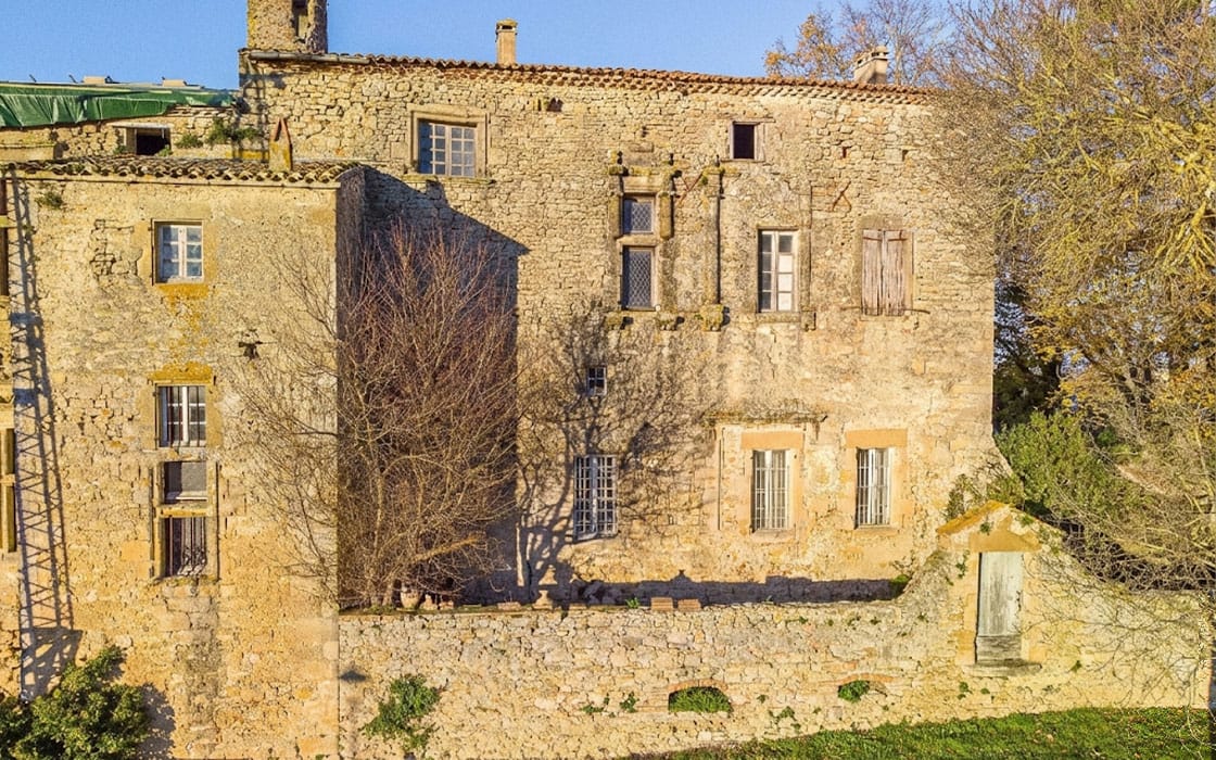 Mittelalterliches Dorfschloss mit gewaltigem Potenzial in Südfrankreich für 199.000€