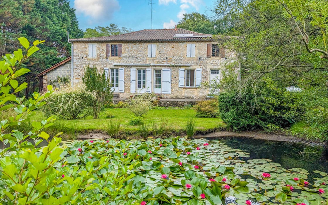 Idyllisches Natursteinhaus mit eigenem Teich in der Charente-Maritime für 245.000€