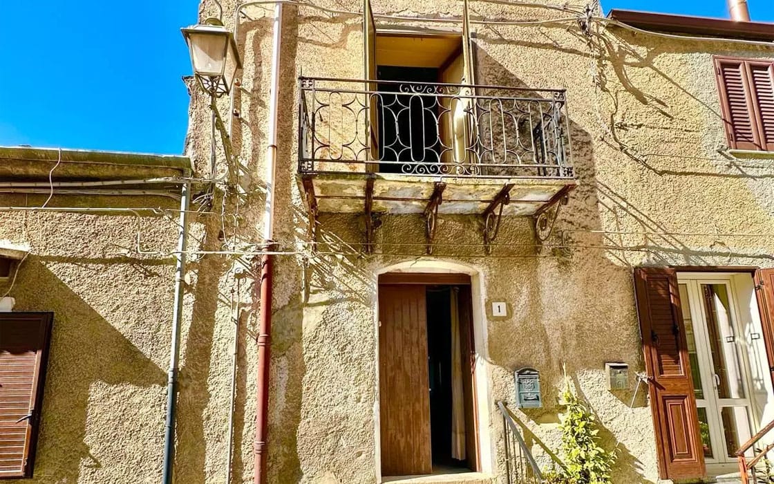 Großzügiges Dorfhaus mit 135m² Wohnfläche im Herzen Siziliens für 39.000€