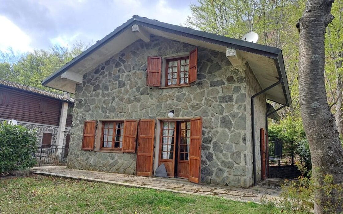 Urgemütliches Stein-Chalet mit offenem Kamin & Garten in der Toskana für 130.000€