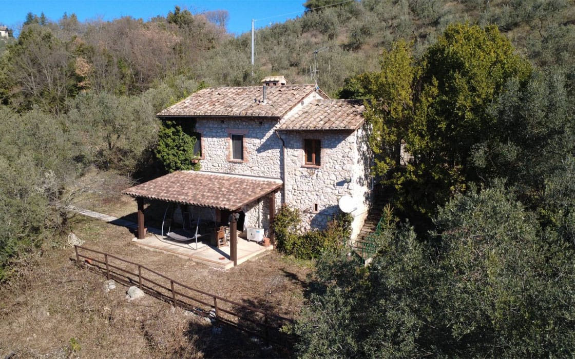 Rustikales Steinhaus mit Pool & Panorama in Umbrien für 129.000€