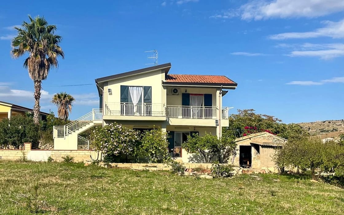 Renovierte Villa mit Meerblick & Olivenhain auf Sizilien für 195.000€