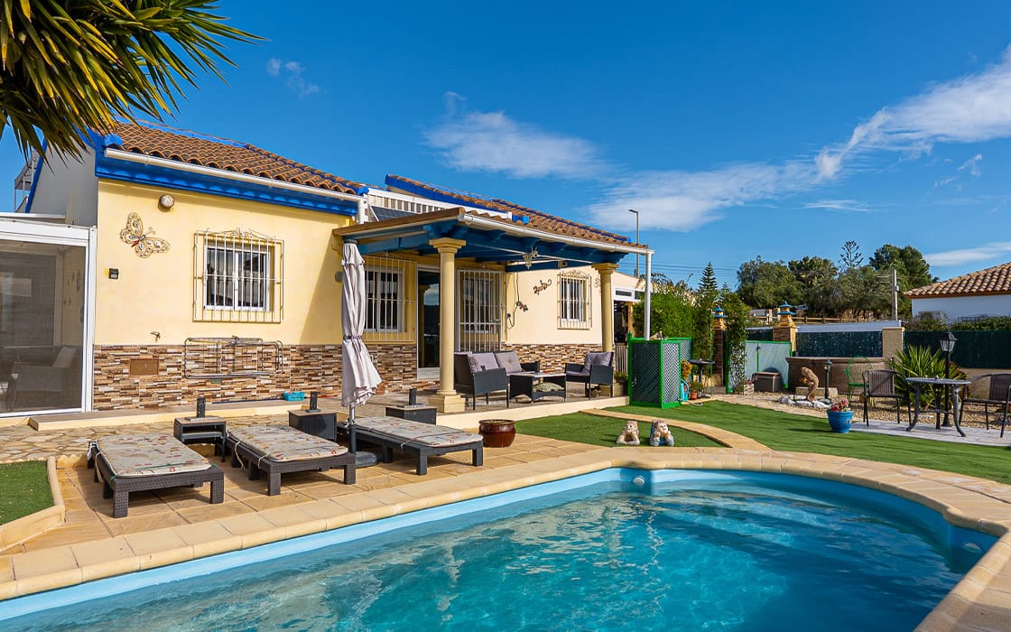 Sonnige Villa mit Privatpool & Dachterrasse in Andalusien für 259.995€