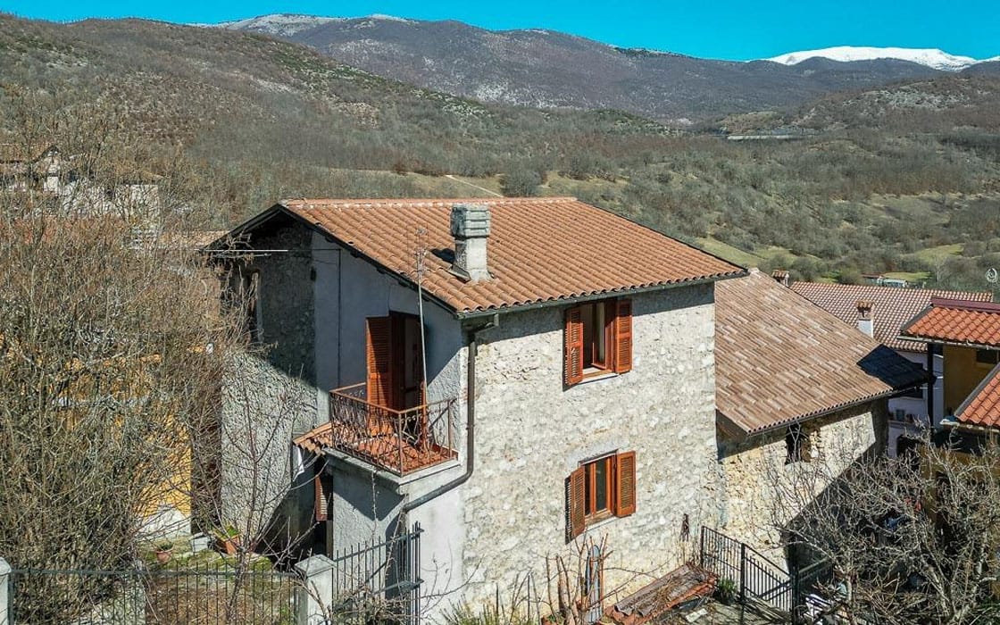 Authentisches Dorfhäuschen mit Kamin und Balkon im Latium für 16.000€