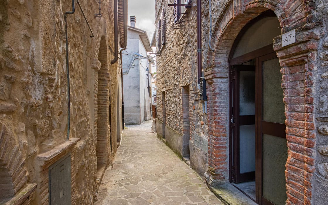 Authentisches Dorfhaus mit sichtbaren Holzbalken in Latium für 19.000€