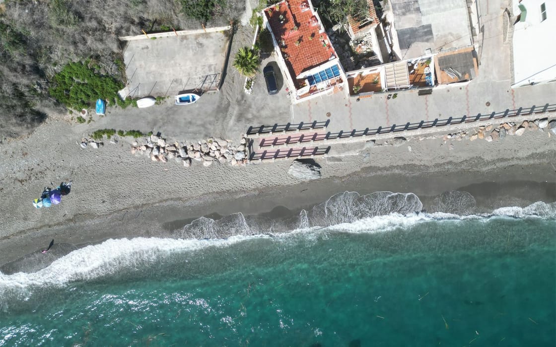 Malerisches Strandhaus mit unverbautem Meerblick an der Costa Tropical für 320.000€