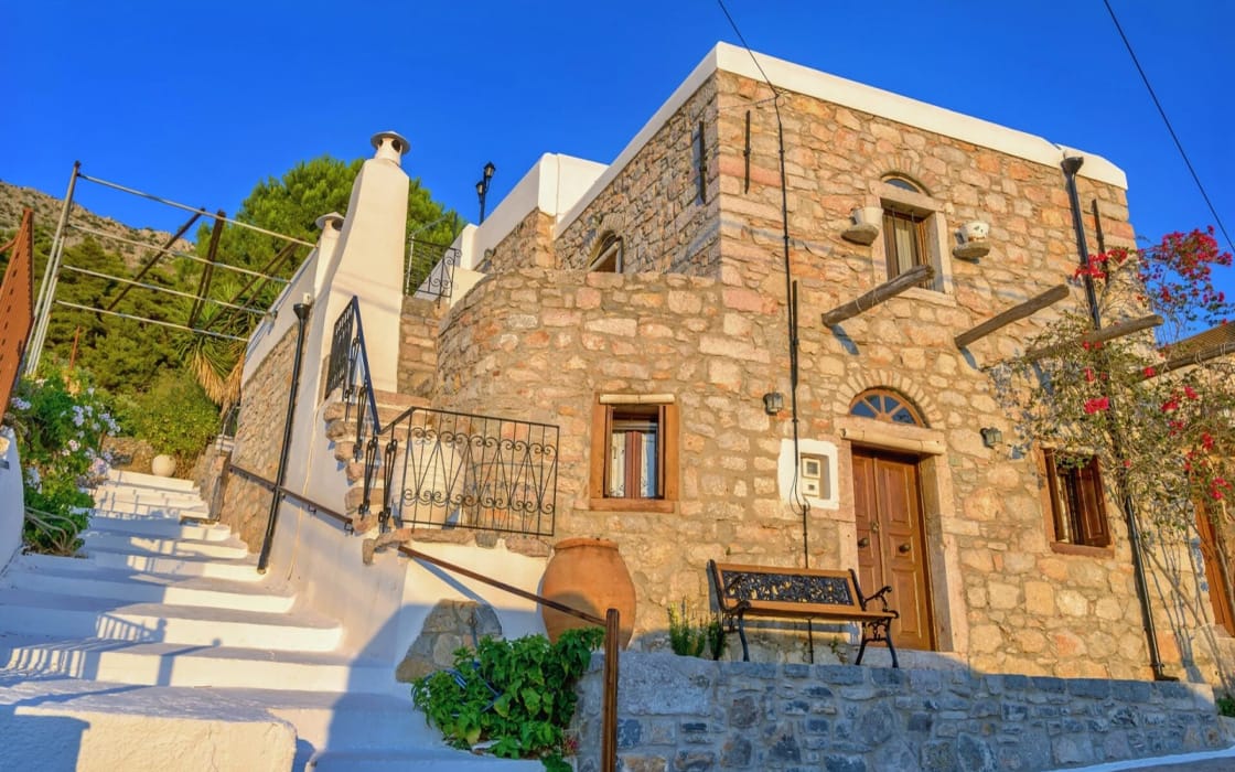 Steinhaus mit großer Meerblick-Dachterrasse auf Chios für 290.000€