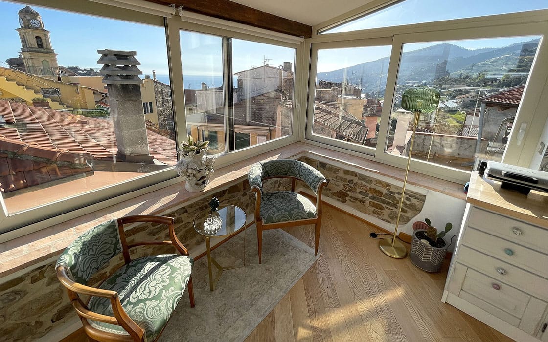 Stilvoll renoviertes Stadthaus mit Meerblick in Ligurien für 180.000€