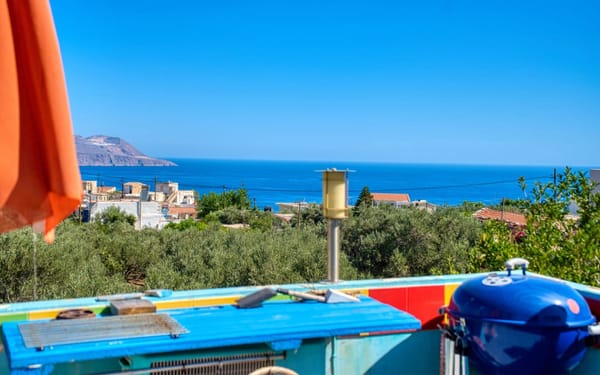 Farbenfroher Bungalow mit Meerblick-Dachterrasse auf Kreta für 165.000€