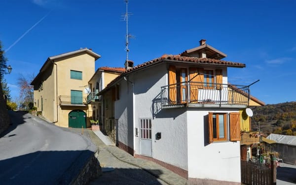 Idyllisches Dorfhaus mit Panoramablick im Piemont für 19.000€