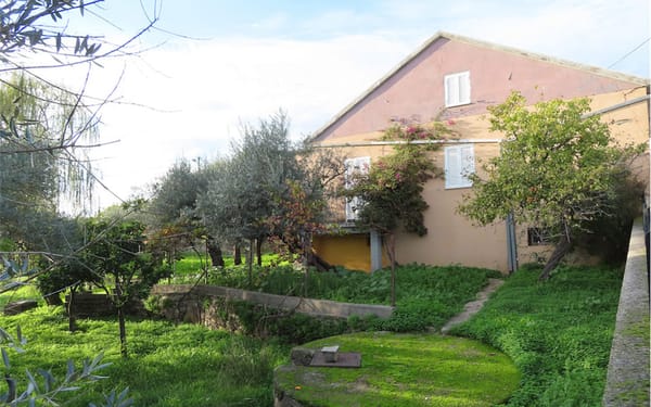 Massives Dorfhaus mit großem Selbstversorger-Garten in Zentralportugal für 149.000€