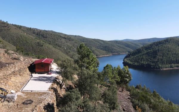 Panorama-Holzhaus mit spektakulärem Flussblick bei Coimbra für 76.000€