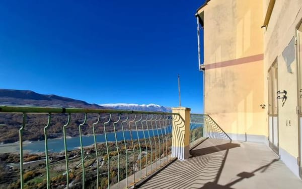 Großzügiges Stadthaus mit See- & Bergblick in den Abruzzen für 47.000€