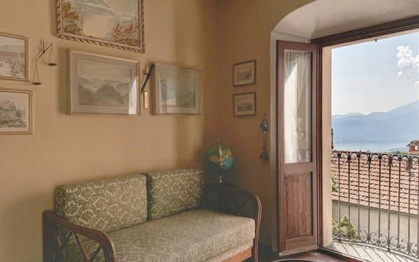 Historisches Steinhaus mit Blick auf den Comer See für 175.000€