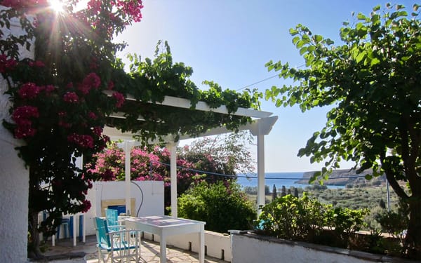 Charmantes Steinhaus mit Weinlaube und Meerblick im Osten Kretas für 125.000€