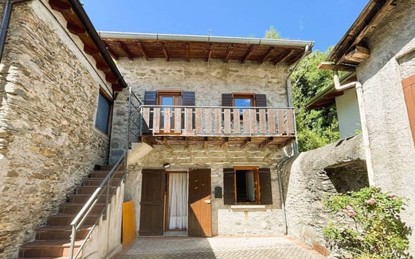 Frisch renoviertes Steinhaus mit kleinem Garten in der Lombardei für 90.000€