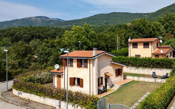 Gepflegte Villa mit Garten und Seenähe im Latium für 168.000€