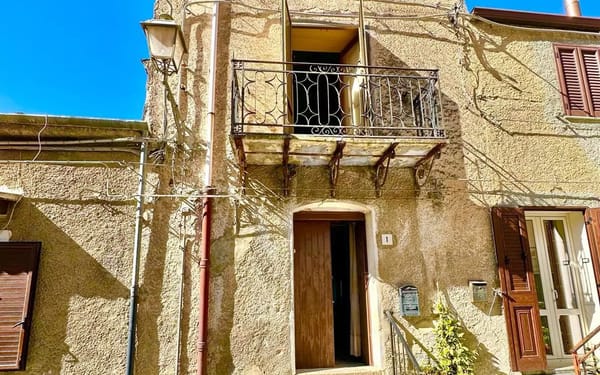 Großzügiges Dorfhaus mit 135m² Wohnfläche im Herzen Siziliens für 39.000€