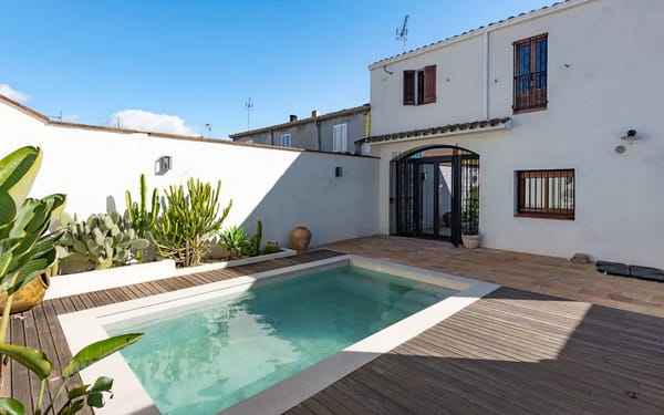 Stylisches Design-Haus mit privatem Pool & Weinkeller in Katalonien für 395.000€