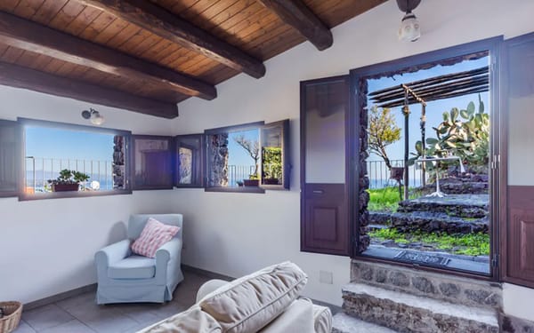 Bezauberndes Steinhaus mit Klippen-Meerblick auf Sizilien für 285.000€