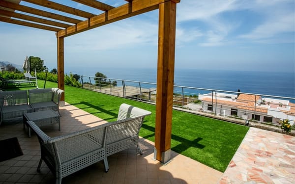 Elegante Neubau-Villa mit unverbautem Meerblick in Kalabrien für 220.000€