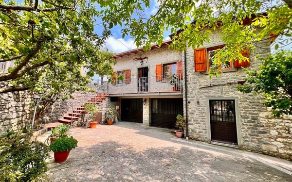 Natursteinhaus mit Panoramaterrasse in der Toskana für 145.000€