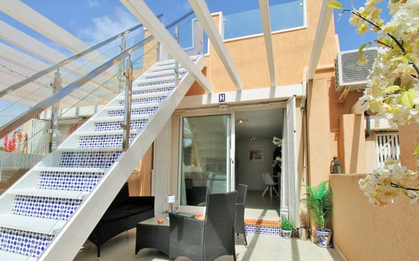Sonniger Bungalow mit großer Meerblick-Dachterrasse in Alicante für 135.000€