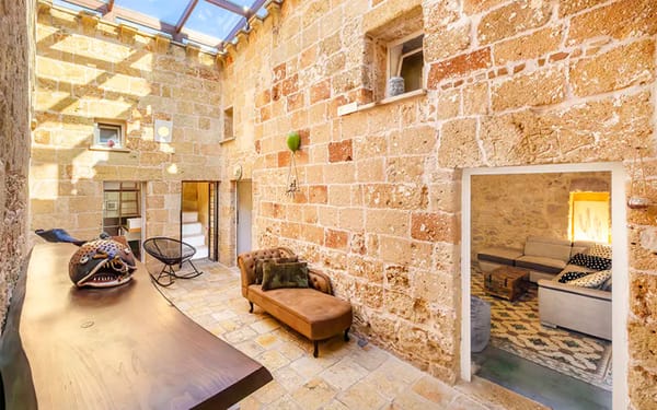 Spektakuläres Altstadthaus mit verglastem Atrium im Salento für 230.000€