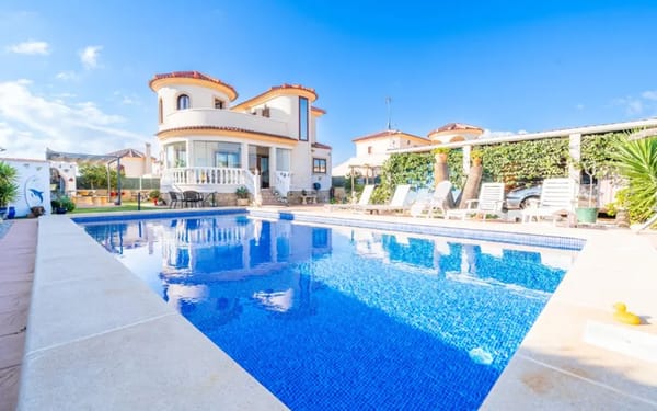Villa mit riesigem Privatpool & Außenküche in Alicante für 385.000€