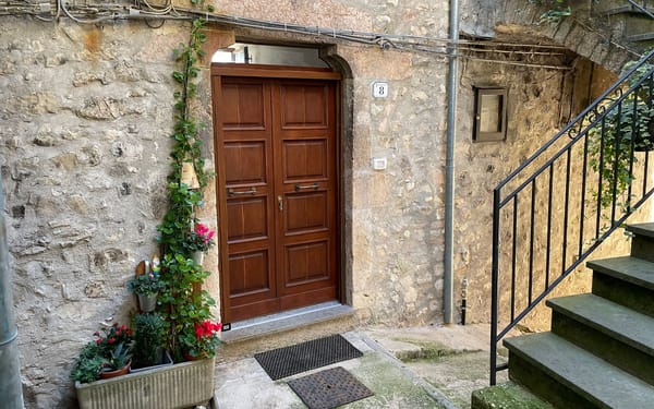 Uriges Dorfhäuschen mit traditionellem Steinkeller in Umbrien für 26.000€